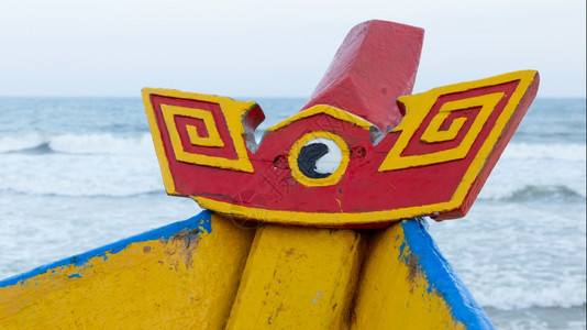 越南苏特海多彩的木制渔船图片