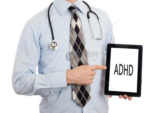 医生被孤立在白背面持有数字平板电脑ADHD图片