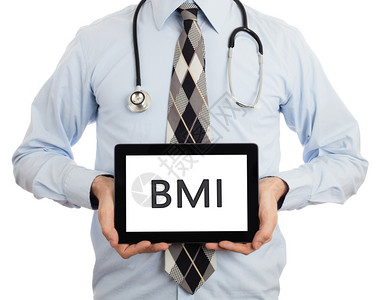 医生被孤立在白色的后腹骨上持有数字平板电脑BMI图片