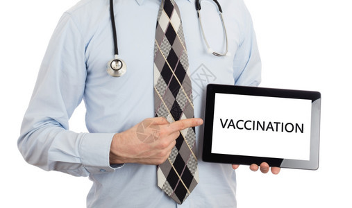 医生孤立在白色背景上持有数字片接种疫苗图片