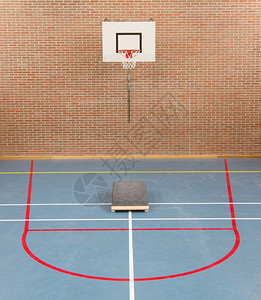 校内体育馆在篮子上跳高图片