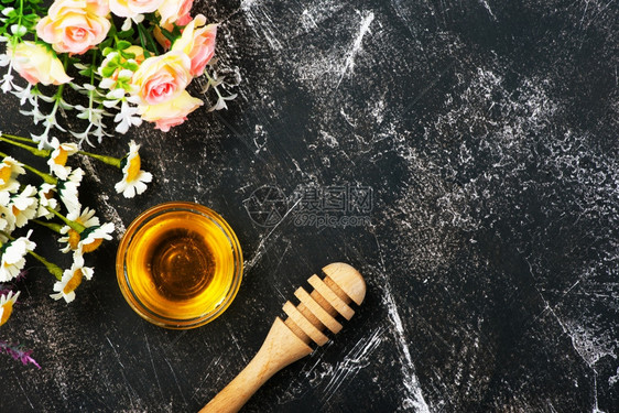 蜂蜜在玻璃罐中一张桌子上图片