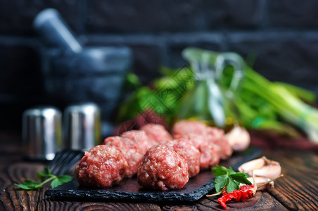 餐桌上配有香料的原肉丸图片