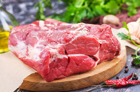 不同类型的肉新鲜生红肉类市场与餐具图片