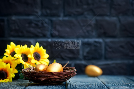金蛋在桌上的东边鸡蛋图片