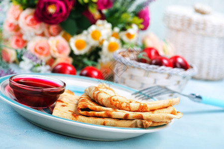 盘子上和桌的煎饼图片