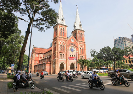 越南西贡大教堂广场的旧现代建筑图片