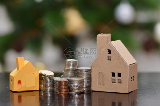 纸房和堆叠的硬币站立住房贷款概念图片