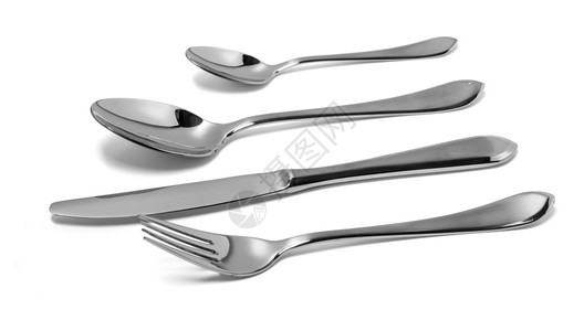 由叉子刀和勺在白色背景与剪切路径隔离的白色背景上餐具组装图片