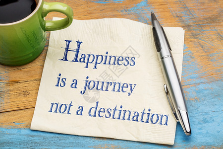 幸福是旅程不目的地餐巾纸上写笔迹咖啡图片