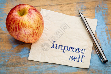 改进自我激励提醒用新鲜苹果在餐巾纸上的笔迹图片