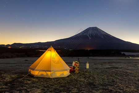 在日本Fuji山露营图片