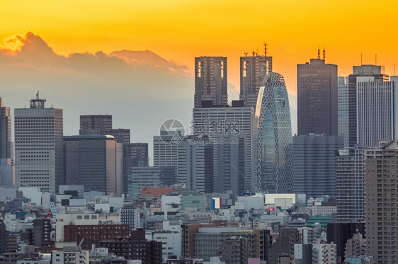 日本东京新宿天线城市风景和山佛吉日落图片