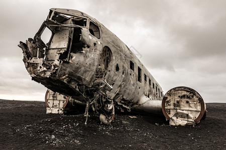 一架美国军用飞机废弃残骸背景图片