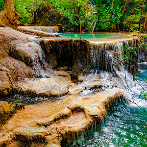美丽的瀑布泰国坎沙那毛里埃拉旺公园图片