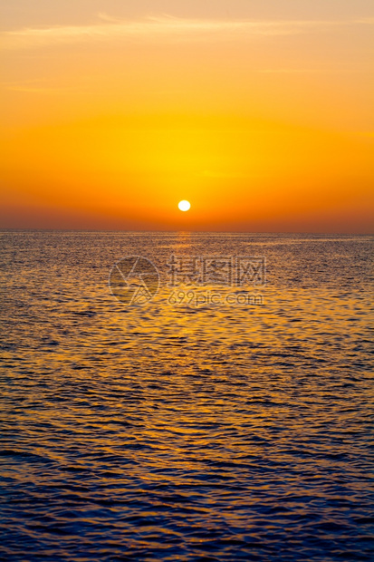 海面上美丽的日落天空图片