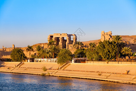 埃及Kombo神庙埃及尼罗河日落时的神庙图片