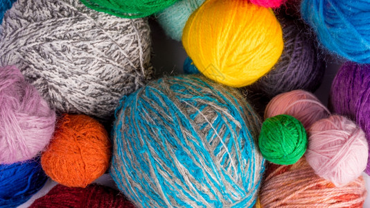 织场彩色的羊毛线球图片