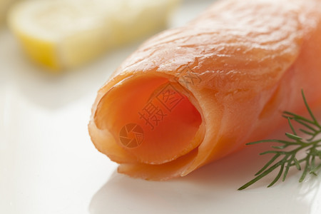 烟熏鲑鱼卷关闭作为零食图片