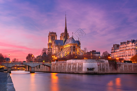 法国巴黎圣母院大教堂的光辉日落背景图片