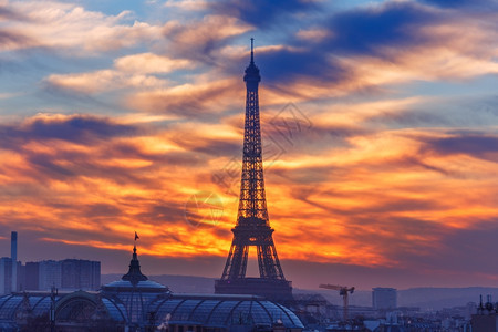 高塔和巴黎屋顶的空中景象图片