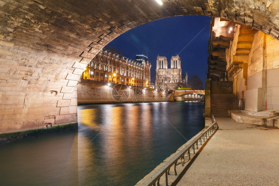 法国巴黎圣母大教堂佩蒂特庞和塞纳河边的图片