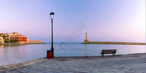 在希腊克里特Crete清晨蓝色时段与Chania灯塔的旧港景色全图片