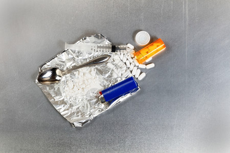 粉碎止痛药片的平面视图用开瓶铝粉勺子打火机和注射器图片