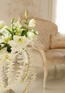 美丽的豪华客厅由白花装饰图片