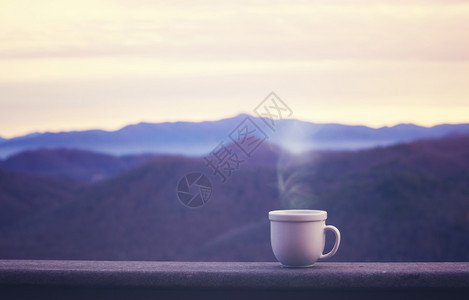 早上在阳台上喝咖啡看户外美景图片