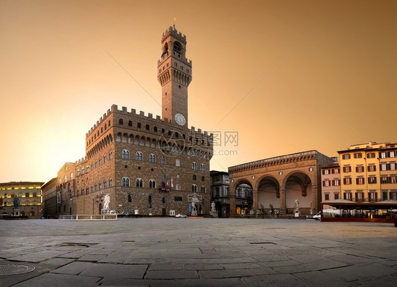 Belltower和意大利佛罗伦萨的PiazzadellaSignoria的旧宫殿图片