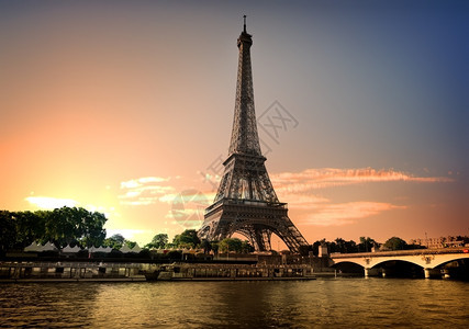 埃菲尔塔和塞纳河夏季晚上在法国巴黎图片