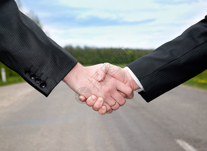 力量合作握手图片