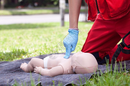 婴儿CPR假急救心脏按摩图片