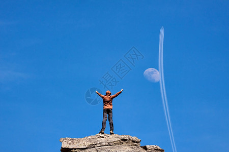 人站在山顶上看飞机图片
