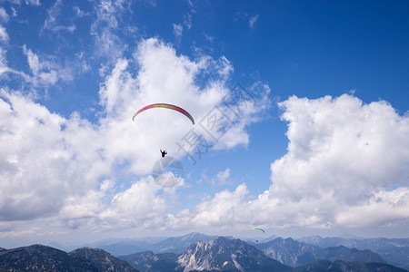 夏季滑翔机在山上飞过顶图片