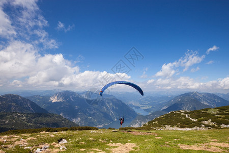 夏季滑翔机在山上飞过顶图片