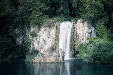 美丽的绿色森林瀑布克罗地亚普利维茨公园图片