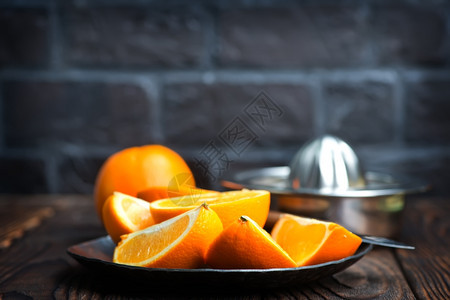 木板和桌上的新鲜橙子图片