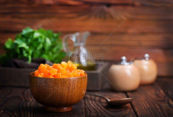 在碗里切成丁的南瓜图片