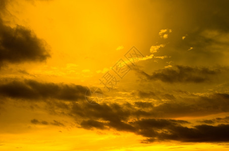 日出时的天空背景图片