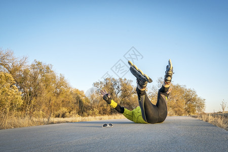 滑冰事故男滑冰者坠落在水泥脚踏板上后期秋天风景图片