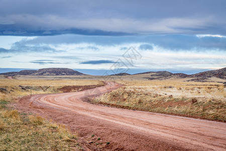 科罗拉多北部山丘的泥土牧场路春初风景高清图片