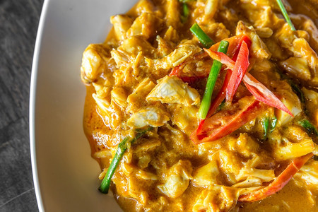 用泰国风格的菜炒咖喱炸焦蟹肉图片