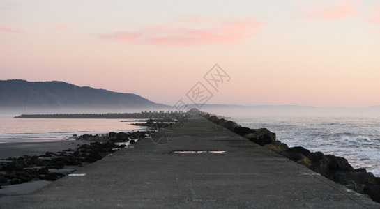 路亚钓鱼太阳落成海浪撞击破碎者在CA新月城的破碎者背景