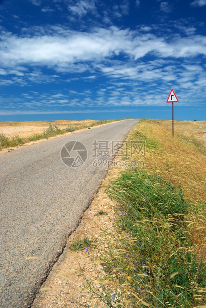 沙漠中的道路图片