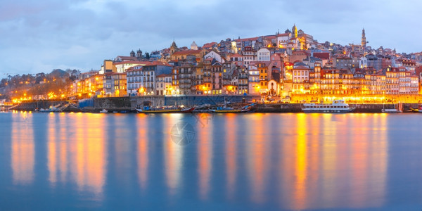 蓝色时段在葡萄牙的波尔图老城里贝拉和波尔图老城晚上蓝色时段在杜罗河葡萄牙和有镜像反射图片