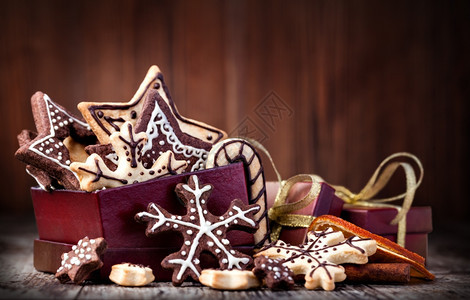 圣诞节饼干木制桌上自的圣诞节饼干图片