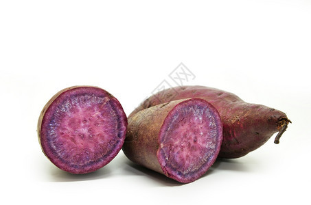 白背景孤立的紫红甜土豆图片