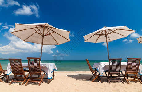 沙滩上的遮阳伞和躺椅图片
